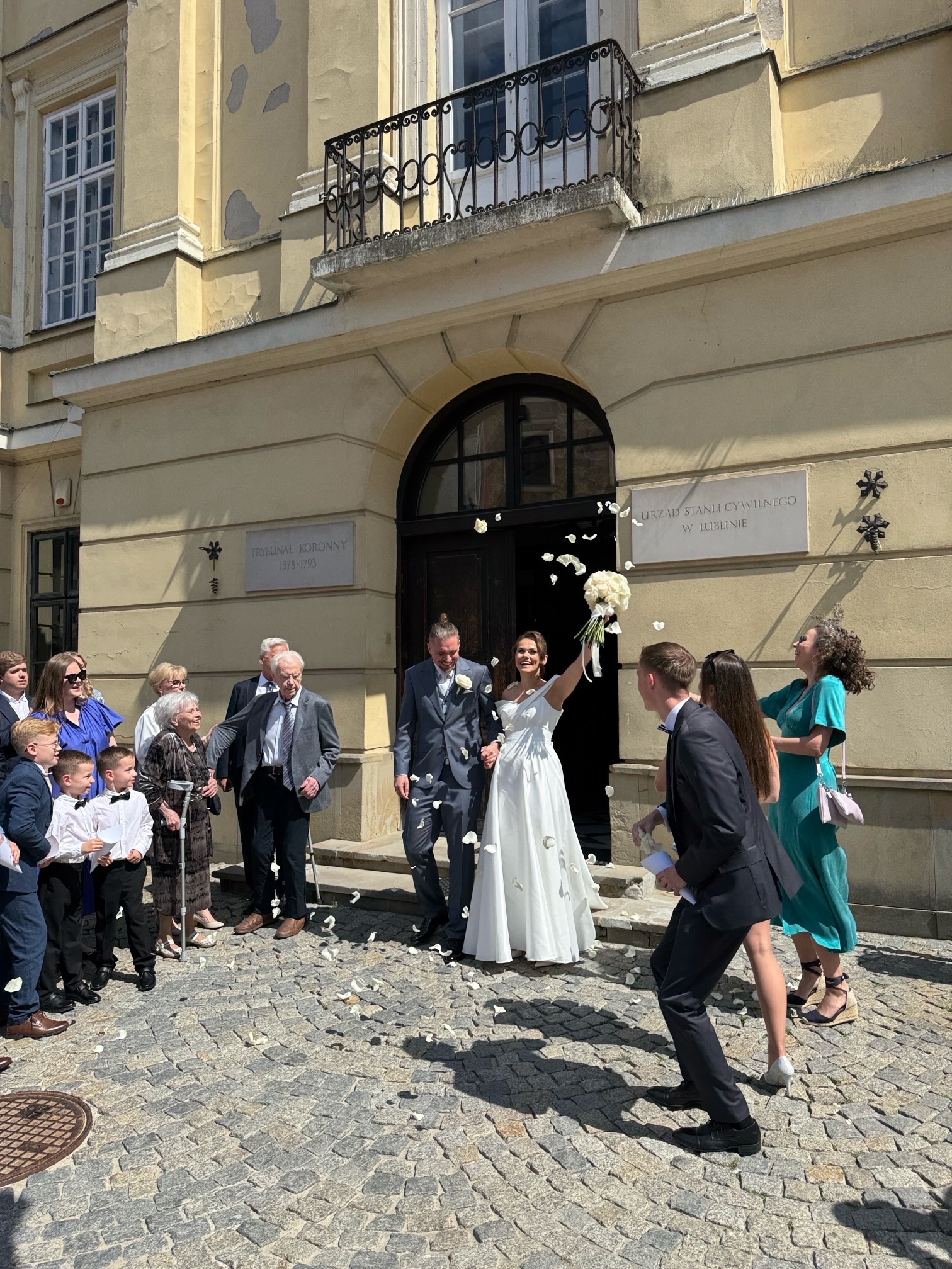 Paulina i Grzegorz przy zabytkowym samochodzie na Rynku w Lublinie